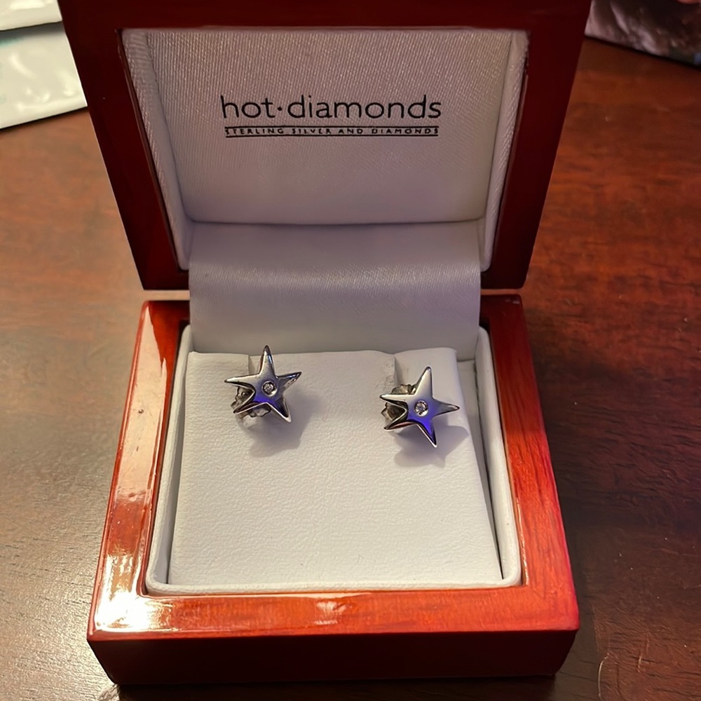 Hot Diamonds Star Earrings